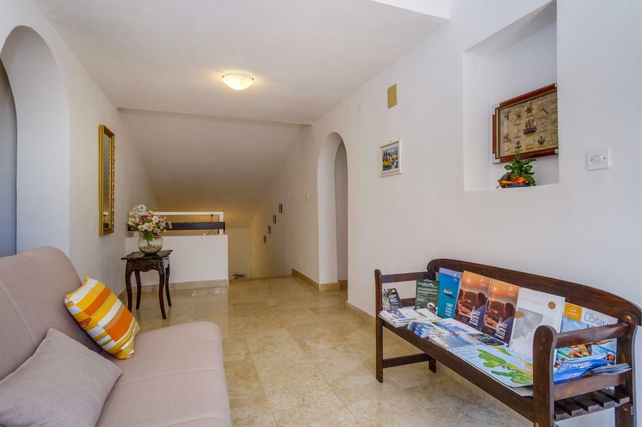 Apartments Mirella Малий Лошинь Екстер'єр фото